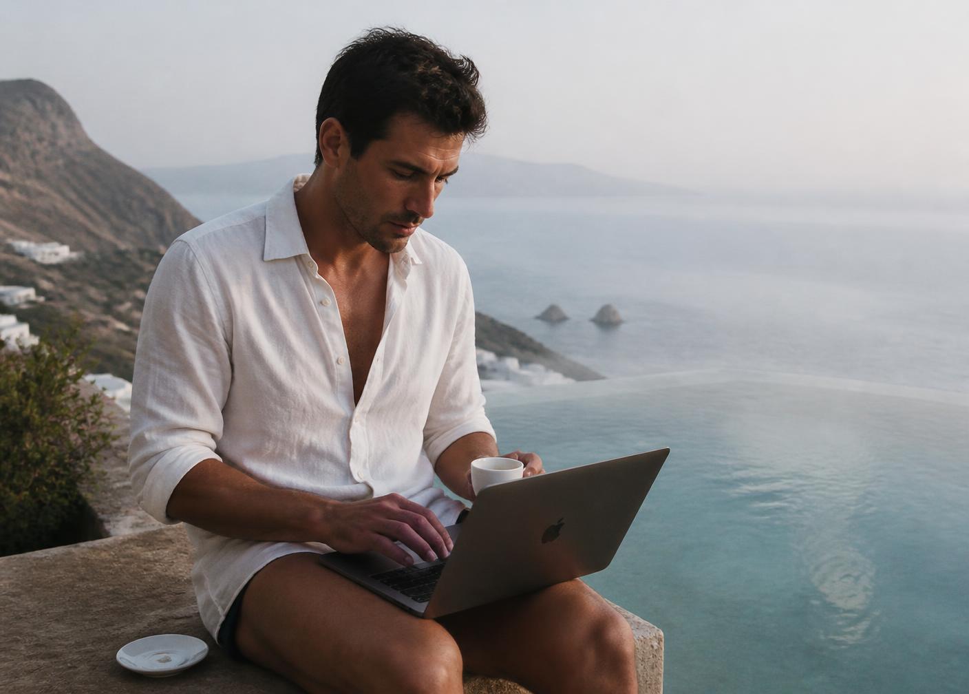 Unternehmer arbeitet am Laptop an einem Steintisch neben dem Pool